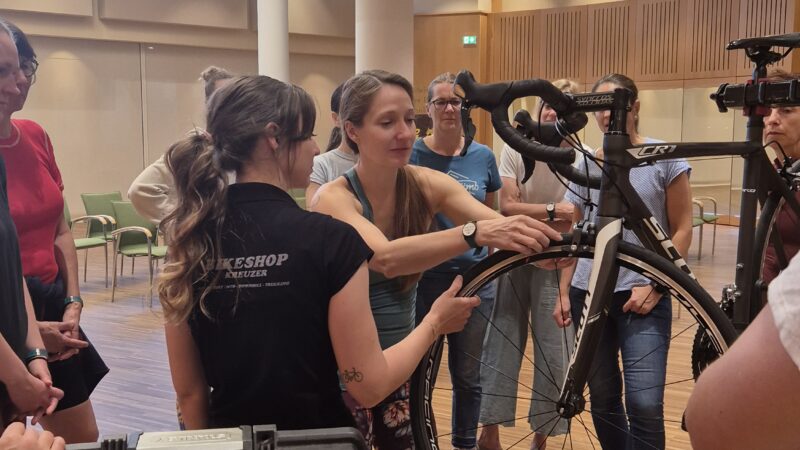 Frauen beim Reifenwechseln