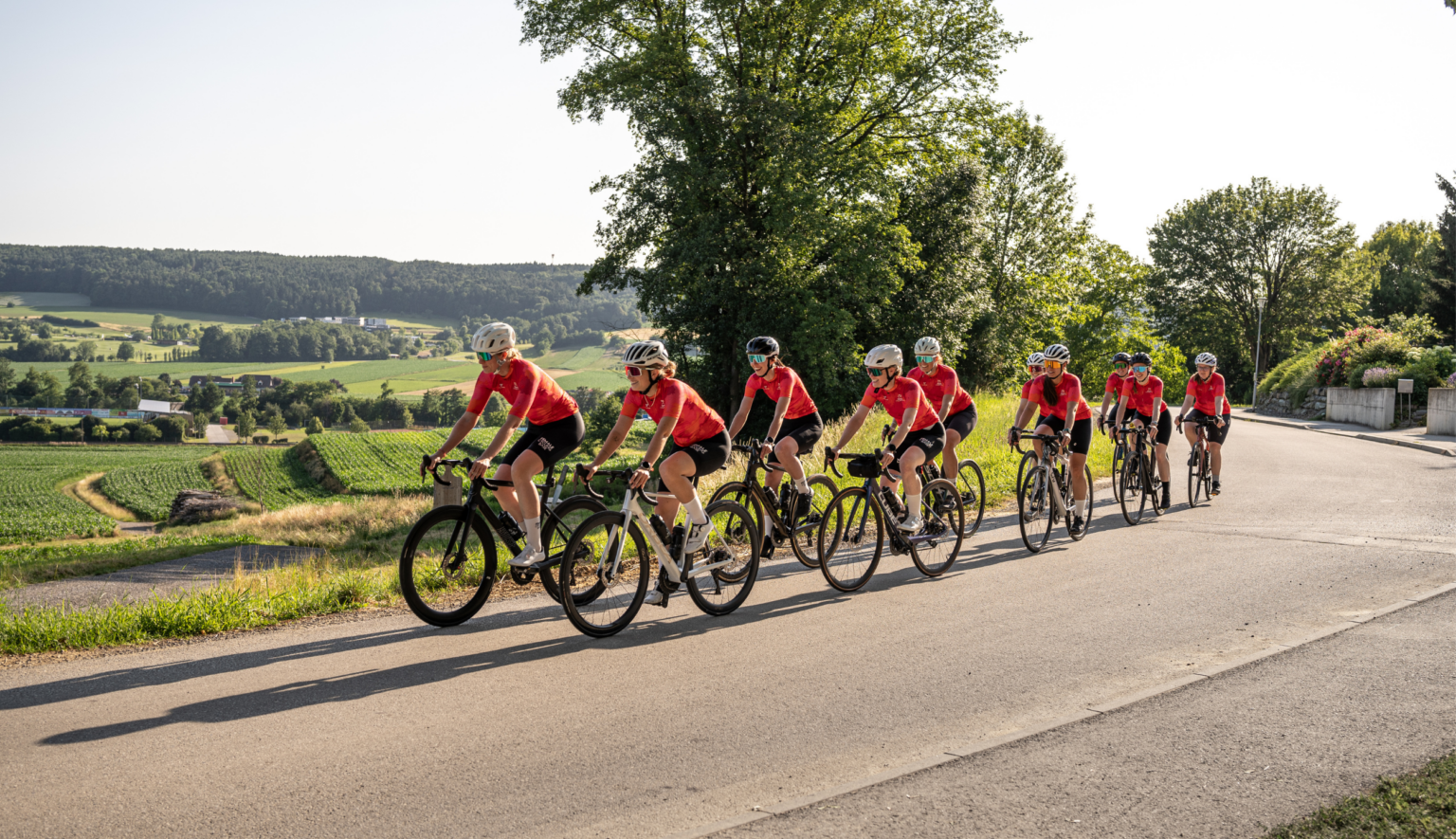 Gruppe von Frauen auf Rennrädern in der Natur